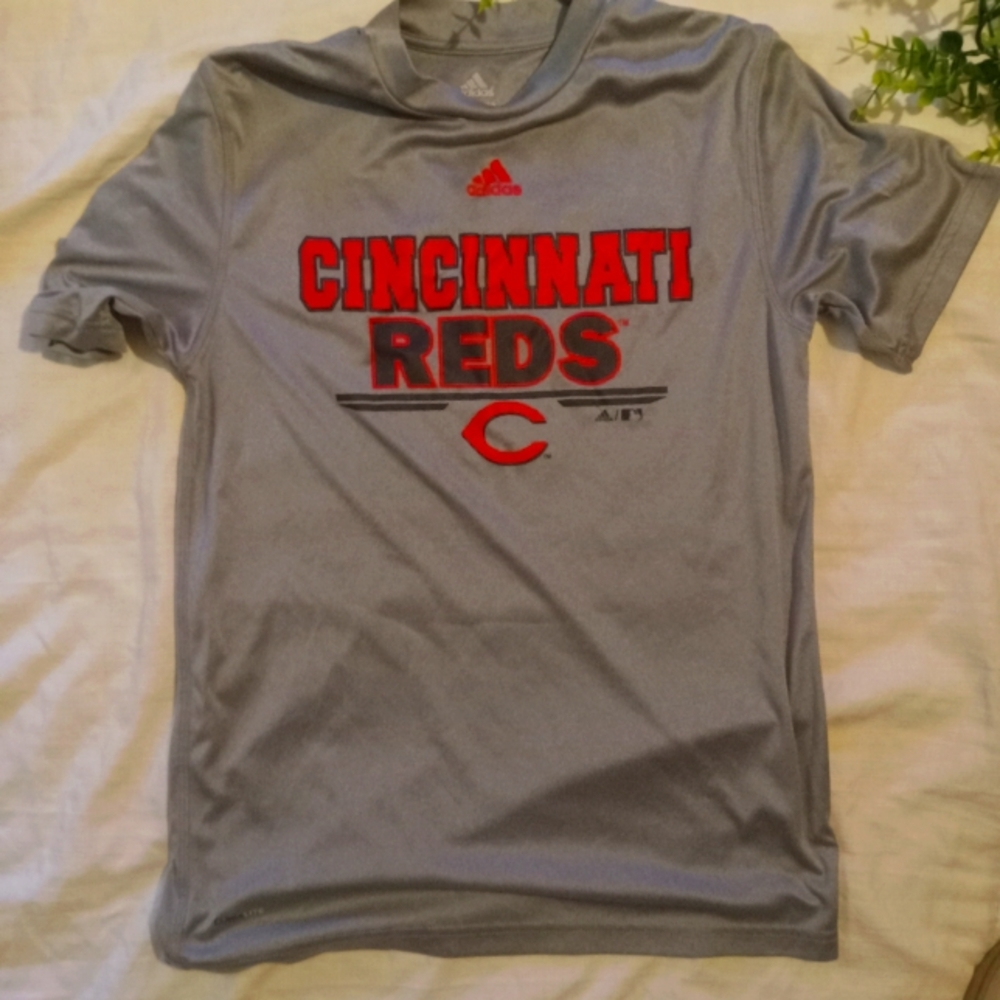 Boys reds Adidas t